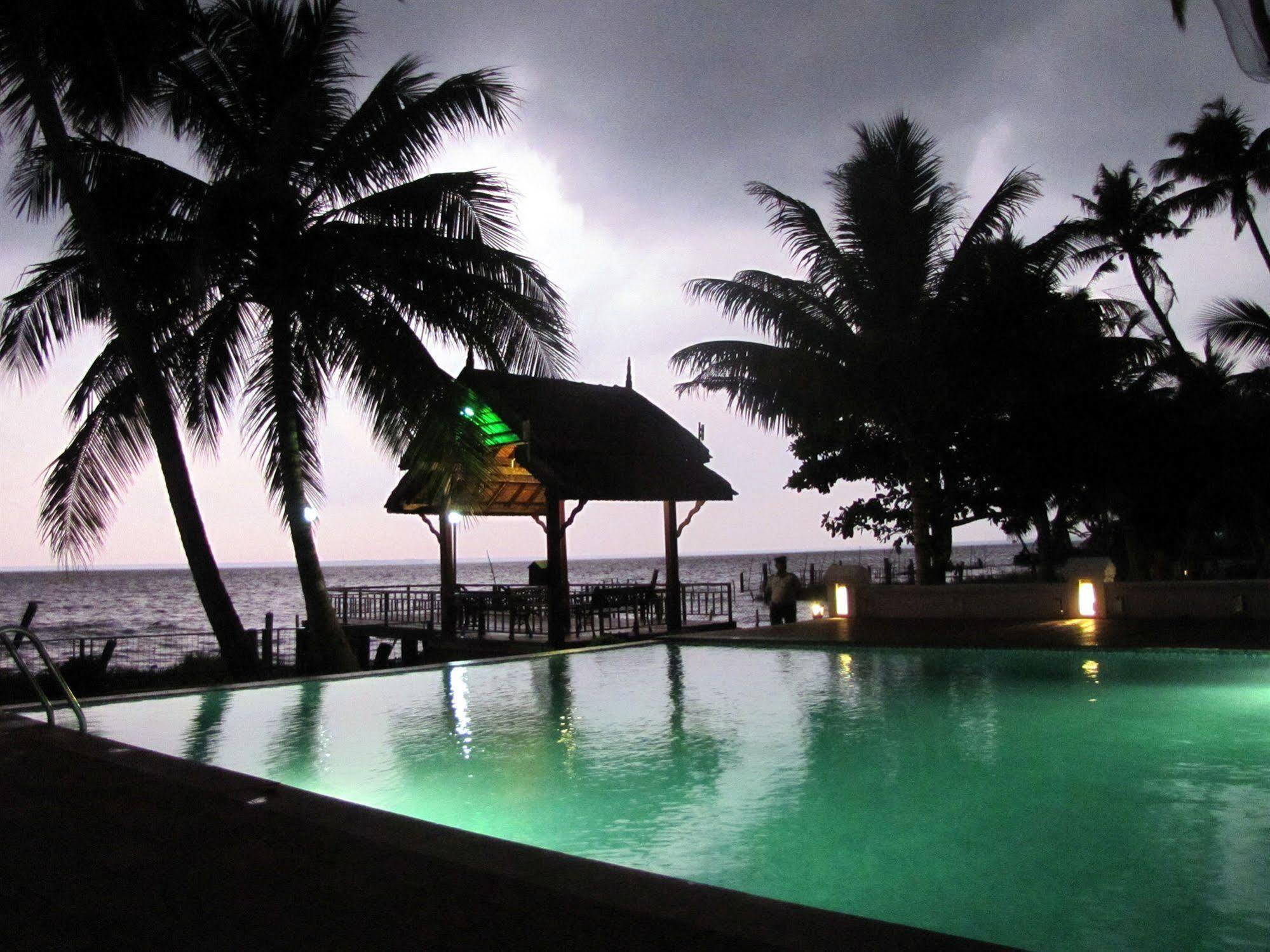 Abad Whispering Palms Hotel Kumarakom Ngoại thất bức ảnh